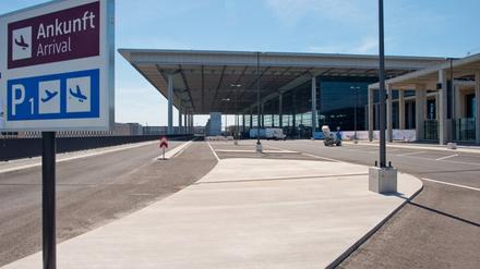 Noch herrscht hier gähnende Leere, schon im Dezember könnten hier erste Flugzeuge starten, mutmaßt die Berliner B.Z.