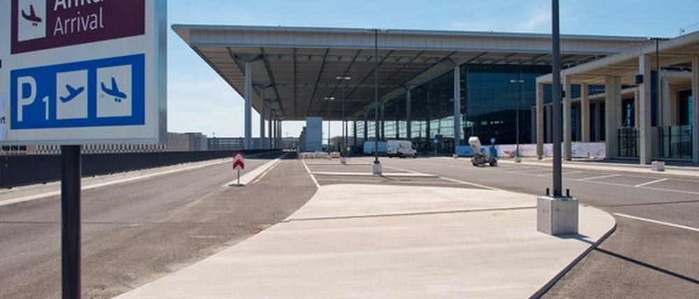 Noch herrscht hier gähnende Leere, schon im Dezember könnten hier erste Flugzeuge starten, mutmaßt die Berliner B.Z.