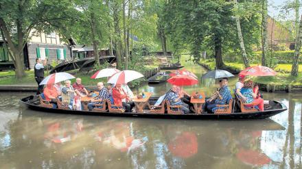 Gut beschirmt. Im Spreewald ist man für alle Wetter gerüstet. Nach dem Hochwasser fährt längst wieder alles – und sollte es mal regnen, haben die Kahnfährleute selbst Schirme dabei.