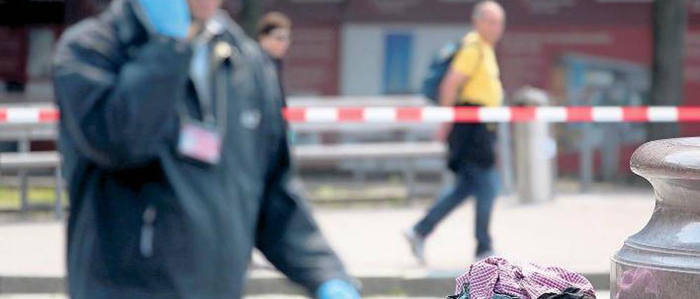 Zeugnisse der Tat. Seine Kleidung hatte der 31-Jährige ausgezogen, bevor er in den Brunnen gestiegen war.