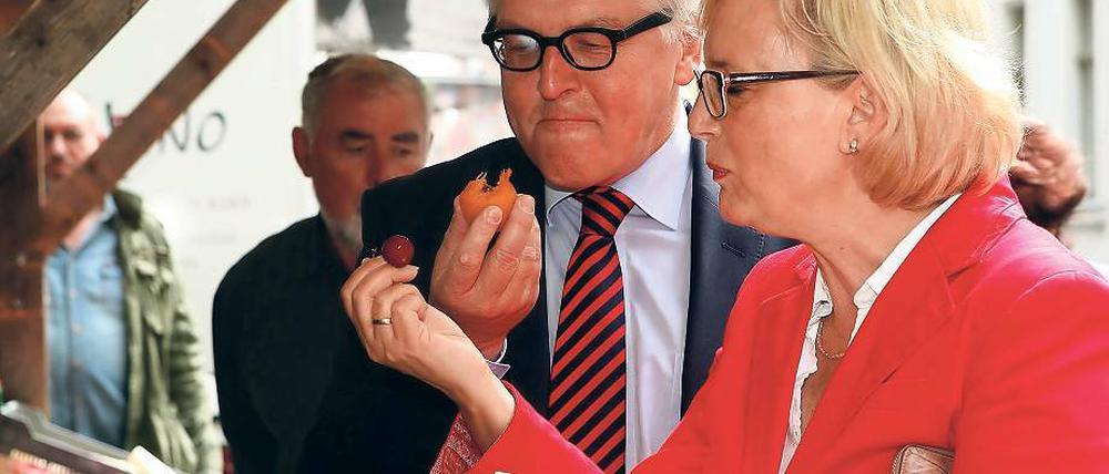 Mit Biss. Am Obststand durften Steinmeier und Andrea Wicklein probieren.