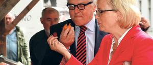 Mit Biss. Am Obststand durften Steinmeier und Andrea Wicklein probieren.