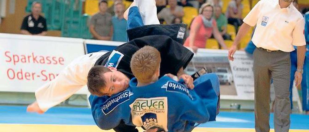 Punktegarant. In der Gewichtsklasse bis 73 Kilogramm setzte sich Igor Wandtke gegen den Frankfurter Oliver Lodtka (blauer Kimono) mit einem vollen Punkt durch.