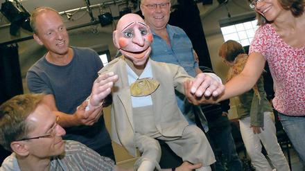 Im Bann der Puppe. Neville Tranter (r.) mit Puppe Zeno und Kursteilnehmern.
