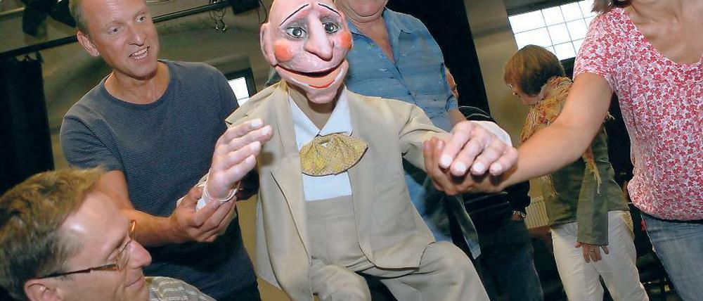 Im Bann der Puppe. Neville Tranter (r.) mit Puppe Zeno und Kursteilnehmern.