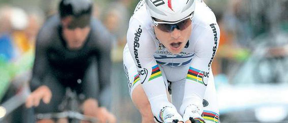 Tony Martin, 28, ist Polizeimeister und lebt in Kreuzlingen in der Schweiz. Der Zeitfahrspezialist ist seit 2008 Radprofi und fährt seine fünfte Tour de France. 2011 und 2012 wurde Martin Weltmeister im Einzelzeitfahren. 2012 gewann er Olympia-Silber.