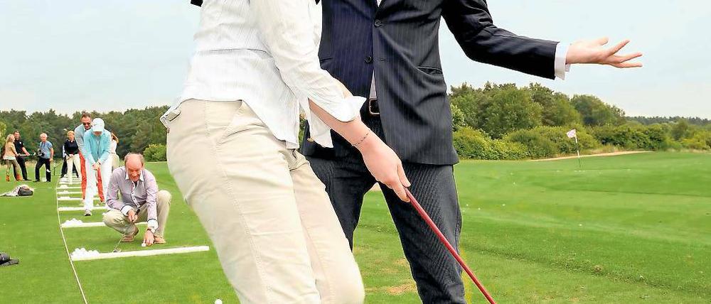 Abschlag. Die Schauspieler Rupert Averett und Martina Gedeck hatten offenbar Spaß beim Charity-Golfen.