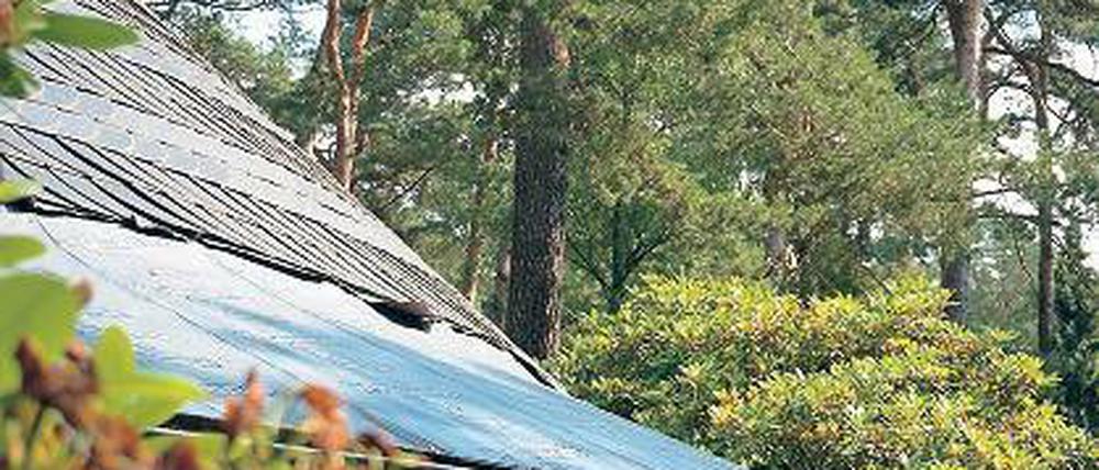 Ohne Kupfer. Notdürftig musste das Dach der Kapelle geflickt werden.