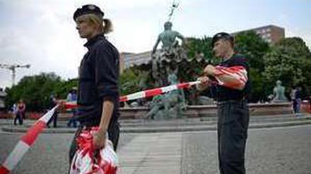 Am Freitag wurde am Alexanderplatz ein 31-jähriger Mann erschossen. Er hatte zuvor nackt im Neptunbrunnen gesessen und sich mit einem Messer verletzt.