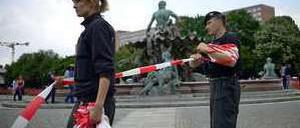Am Freitag wurde am Alexanderplatz ein 31-jähriger Mann erschossen. Er hatte zuvor nackt im Neptunbrunnen gesessen und sich mit einem Messer verletzt.