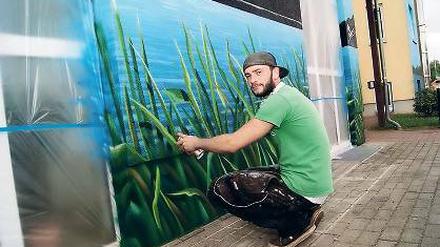 Werder aus der Dose. Mathias Philipp sprayt das große Fassadenbild.