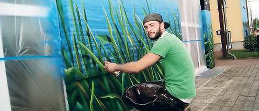 Werder aus der Dose. Mathias Philipp sprayt das große Fassadenbild.