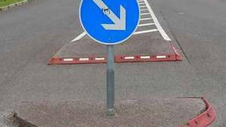 Mit Knickfuß. Dieses Schild steht in Bohnsdorf. Es sieht fast normal aus - fast. -