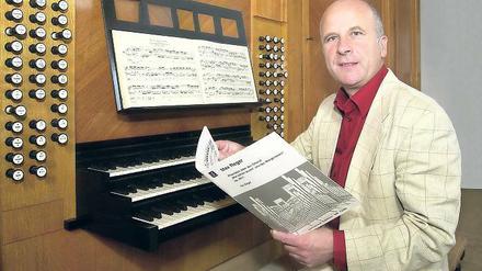 Im Zwiegespräch. Jeden Morgen versucht Matthias Jacob sich der Woehl-Orgel in der Friedenskirche zu widmen. 23 Jahre lange organisierte der Kirchenmusikdirektor den Potsdamer Orgelsommer. Im Herbst geht er nun in den Ruhestand.