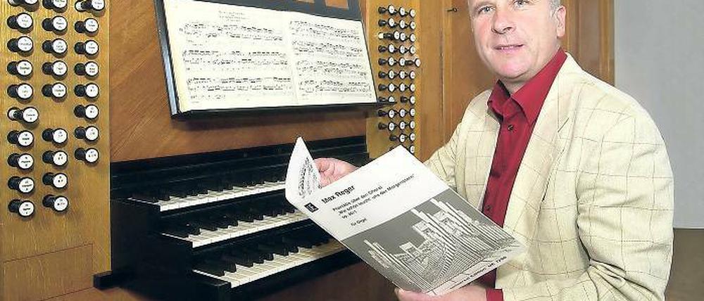 Im Zwiegespräch. Jeden Morgen versucht Matthias Jacob sich der Woehl-Orgel in der Friedenskirche zu widmen. 23 Jahre lange organisierte der Kirchenmusikdirektor den Potsdamer Orgelsommer. Im Herbst geht er nun in den Ruhestand.