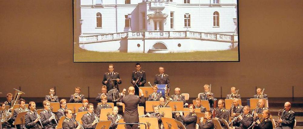 Mit Marsch. Ein Appell im Nikolaisaal am Mittwoch war Start für das Zentrum für Militärgeschichte und Sozialwissenschaften.