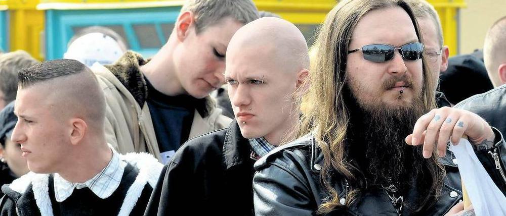 „Benefiz“-Rechtskonzert? 1000 Rechtsextreme werden in Finowfurt zu einem Neonazi-Konzert erwartet, die Organisatoren hoffen auf Einnahmen von 30 000 Euro für „in Not geratene Kameraden“. Es wird die größte Veranstaltung der rechtsextremistischen Szene seit Jahren in Brandenburg.
