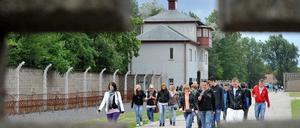 Regelmäßig kommen Schülergruppen in die Gedenkstätte Sachsenhausen - allerdings rechnen sie kaum damit, dort von Nazi-Propaganda belästigt zu werden.