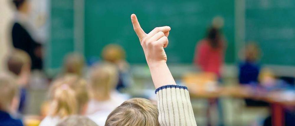 Stress im Job. Seit Langem klagen Lehrer im Land Brandenburg über eine besonders hohe Arbeitsbelastung. Künftig müssen Pädagogen an Grund- und Oberschulen pro Woche eine Stunde weniger unterrichten. Zudem bekommen sie mehr Geld.