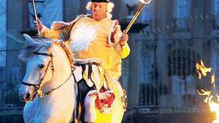 Mit brennender Fackel. Das Pferdekarussel greift eine barocke Tradition auf.