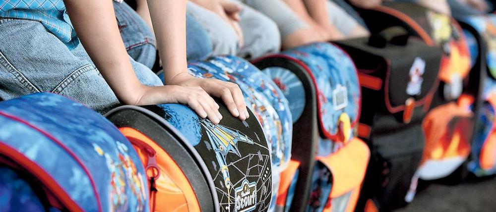 Gut gefüllt. Neue Schule, neuer Schulhof, neue Sportgeräte. Zum Beginn der Sommerferien haben die Gemeindevertreter viele wichtige Entscheidungen auf den Weg gebracht. Klar wurde aber auch: Kleinmachnow hat noch nicht alle Hausaufgaben erledigt.