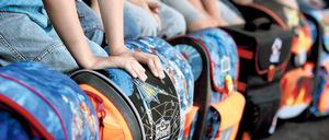 Gut gefüllt. Neue Schule, neuer Schulhof, neue Sportgeräte. Zum Beginn der Sommerferien haben die Gemeindevertreter viele wichtige Entscheidungen auf den Weg gebracht. Klar wurde aber auch: Kleinmachnow hat noch nicht alle Hausaufgaben erledigt.