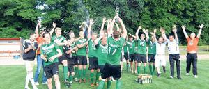 Jubel mit Trophäe. Fußball-Kreispokalsieger FSV Babelsberg 74.
