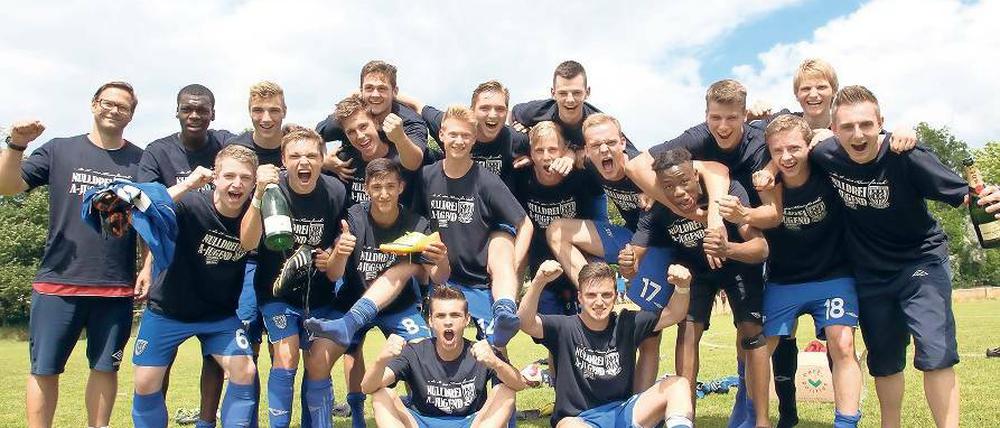 Aufgestiegen. Die A-Junioren des SV Babelsberg 03 feierten am Sonntag daheim auf der Sandscholle ihre Rückkehr in die U19-Regionalliga.