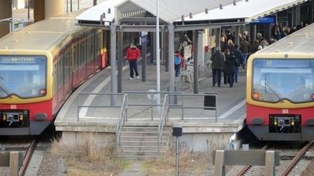 Warten am Bahngleis ist noch das geringste Übel: Froh kann sein, wer es in Potsdam überhaupt dorthin schafft.