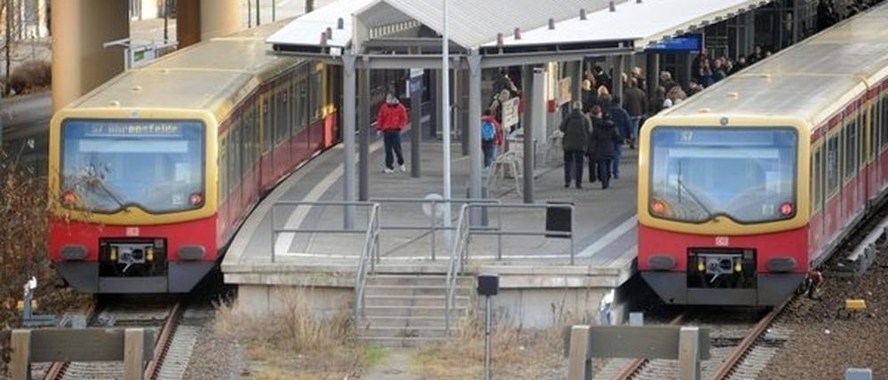 Warten am Bahngleis ist noch das geringste Übel: Froh kann sein, wer es in Potsdam überhaupt dorthin schafft.