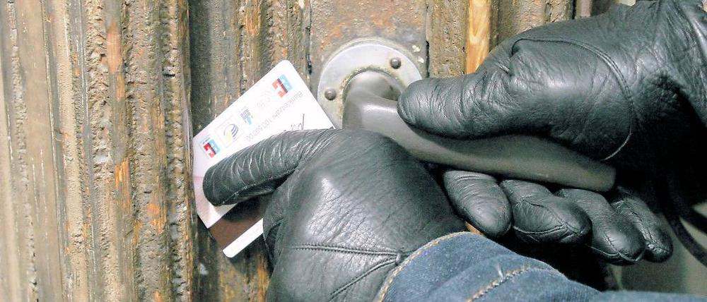 Schlecht gesicherte Kellertüren, Terrassen und versteckte Fenster locken Einbrecher an. Die Polizei berät kostenlos zum Thema Haussicherheit. Ob es nach der Polizeireform dabei bleibt, ist fraglich.