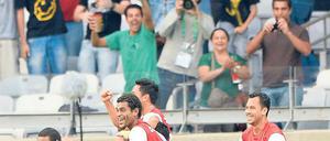 Verlieren kann so schön sein. Tatihits Team bejubelt das erste Tor beim Confed-Cup. Jonathan Tehau (2. von links) hat es geschossen und brüllt deshalb auch am meisten.