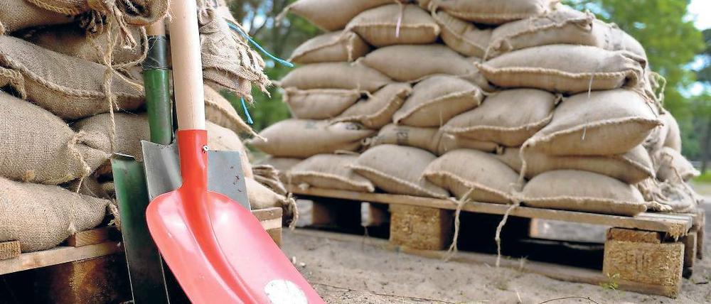 Nun wird abgebaut. Von den Elbdeichen in Mühlberg (Elbe-Elster) wurden mehr als 50 000 Sandsäcke weggeräumt.