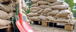 Nun wird abgebaut. Von den Elbdeichen in Mühlberg (Elbe-Elster) wurden mehr als 50 000 Sandsäcke weggeräumt.