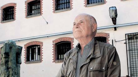 Rückkehr an den Ort der Haft. Lothar Aust kam nach seiner gescheiterten Flucht ins Untersuchungsgefängnis Lindenstraße. Der Gedenkstätte steht Aust heute als Zeitzeuge zur Verfügung. Am Montag gedachten Stadtpolitiker des 17. Juni 1953 (re.o.)