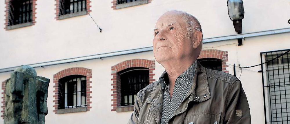 Rückkehr an den Ort der Haft. Lothar Aust kam nach seiner gescheiterten Flucht ins Untersuchungsgefängnis Lindenstraße. Der Gedenkstätte steht Aust heute als Zeitzeuge zur Verfügung. Am Montag gedachten Stadtpolitiker des 17. Juni 1953 (re.o.)