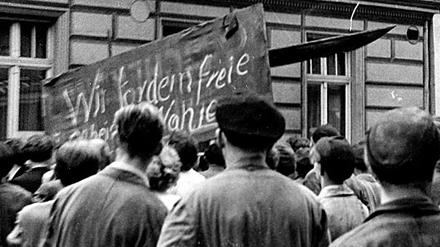 Aufstand überall: Der Volksaufstand vom 17. Juni 1953 brach mit voller Wucht herein. Auch hier, vor einem Klubhaus in Brandenburg (Havel).