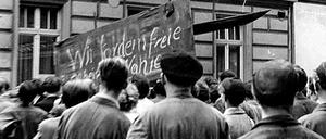 Aufstand überall: Der Volksaufstand vom 17. Juni 1953 brach mit voller Wucht herein. Auch hier, vor einem Klubhaus in Brandenburg (Havel).