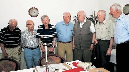 Erinnerungen. Sieben ehemalige Flakhelfer waren beim Klassentreffen.