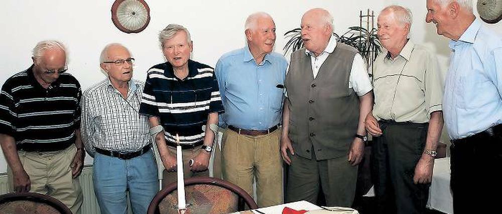 Erinnerungen. Sieben ehemalige Flakhelfer waren beim Klassentreffen.