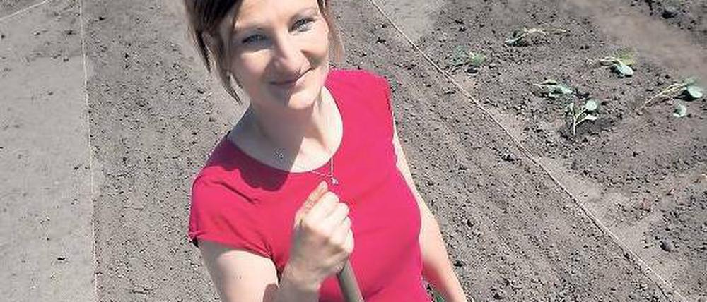 Der eigene Acker. Susanne Seitter hat eine der 50 biozertifizierten, zum Teil vorbepflanzten Gemüsegärten an den Teltower Buschwiesen gemietet.