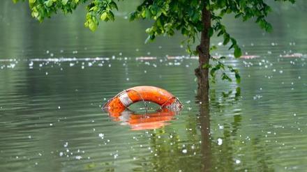 Nach der Flut sinken jetzt die Pegel - und offenbaren das Ausmaß der Verwüstung. Hilfe haben Bund und Länder zugesichert - doch die Länder feilschen um die Höhe ihres Anteils.