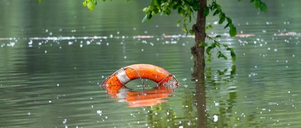 Nach der Flut sinken jetzt die Pegel - und offenbaren das Ausmaß der Verwüstung. Hilfe haben Bund und Länder zugesichert - doch die Länder feilschen um die Höhe ihres Anteils.