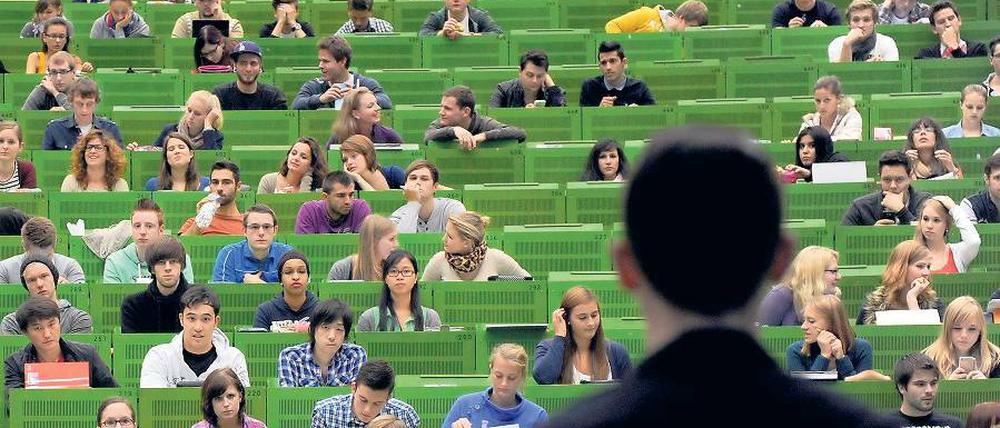 Wackelkandidaten. Eine Regelung des Landeshochschulgesetzes von 2008 macht Professorenstellen zu unsicheren Jobs.