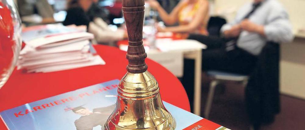 Bewerbung kompakt. Man spricht, bis die Glocke läutet. Wenn es gut gelaufen ist, wird man zum ausführlichen Bewerbungsgespräch eingeladen.