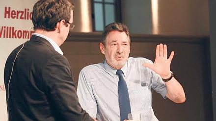 Plan für den Lustgarten. SPD-Oberbürgermeister Jann Jakobs (rechts) erläuterte im Gespräch mit PNN-Chefredakteur Peter Tiede (l.) am Donnerstag, welche Zukunft er für das Mercure-Hotel sieht.