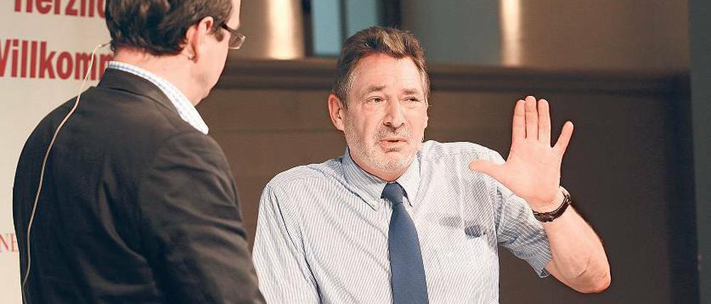 Plan für den Lustgarten. SPD-Oberbürgermeister Jann Jakobs (rechts) erläuterte im Gespräch mit PNN-Chefredakteur Peter Tiede (l.) am Donnerstag, welche Zukunft er für das Mercure-Hotel sieht.