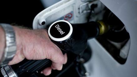 Der Griff zur Zapfpistole war ihm zu teuer: Ein Busfahrer stellte sich den Diesel kurzerhand selbst her - im großen Stil.