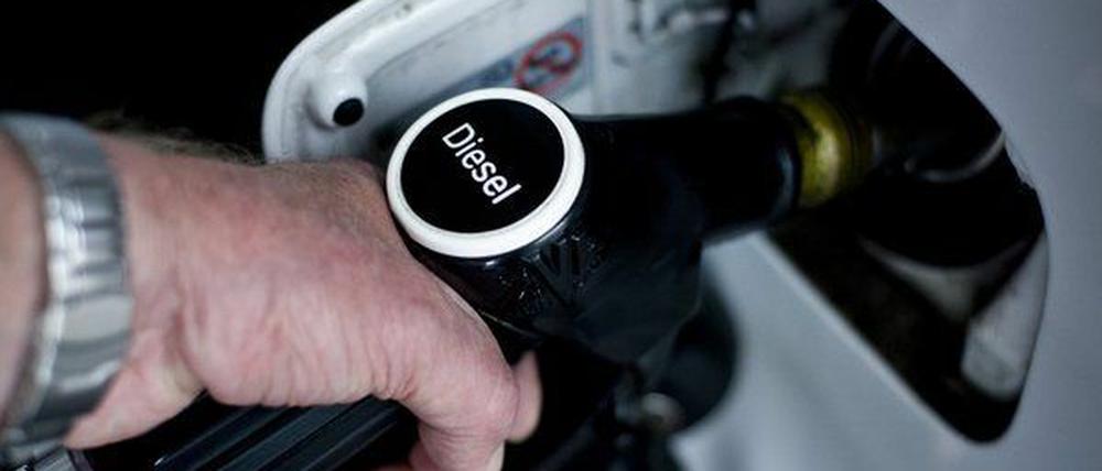 Der Griff zur Zapfpistole war ihm zu teuer: Ein Busfahrer stellte sich den Diesel kurzerhand selbst her - im großen Stil.