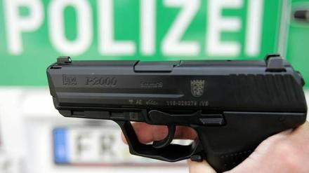 Die Dienstwaffe ist einem Beamten abhanden gekommen - ob die Polizisten auch aus dieser beschossen wurden, ist derzeit noch unklar.